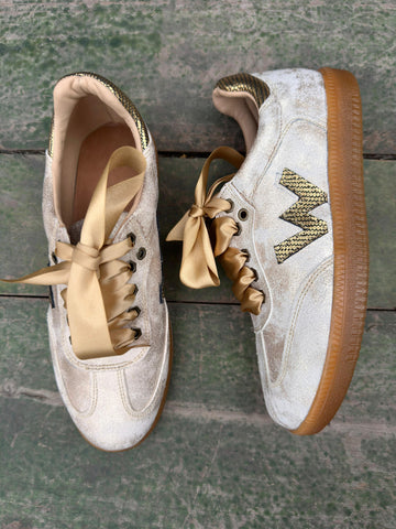 Sneakers white con destellos dorados🤎