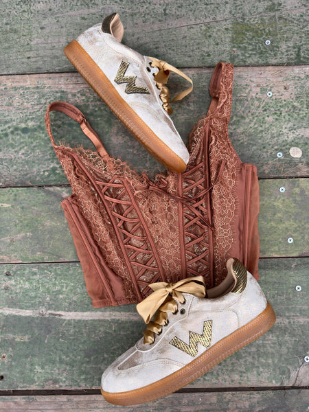 Sneakers white con destellos dorados🤎