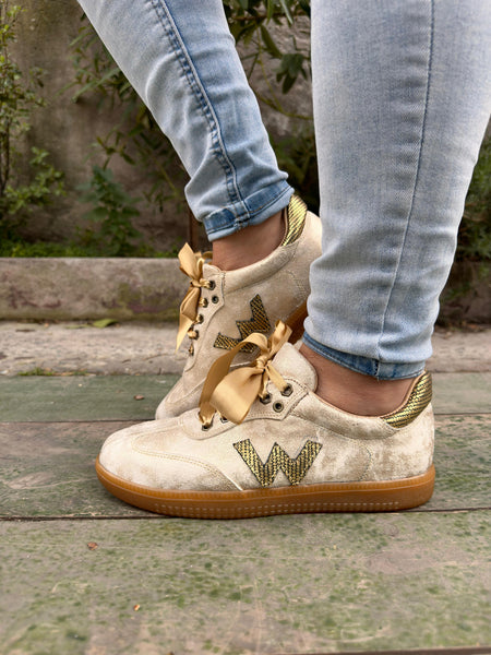 Sneakers white con destellos dorados🤎