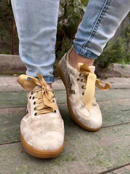 Sneakers white con destellos dorados🤎
