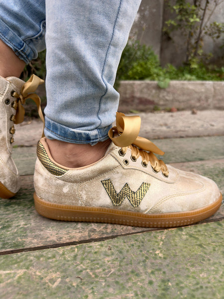 Sneakers white con destellos dorados🤎
