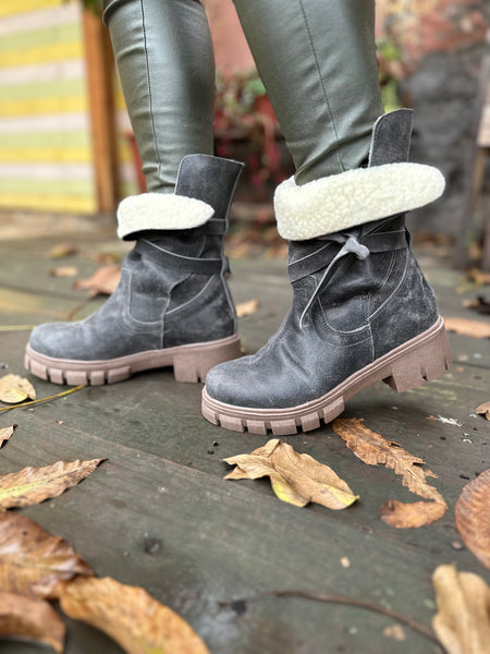 Bota achiporrada color gris.