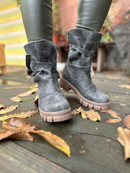 Bota achiporrada color gris.