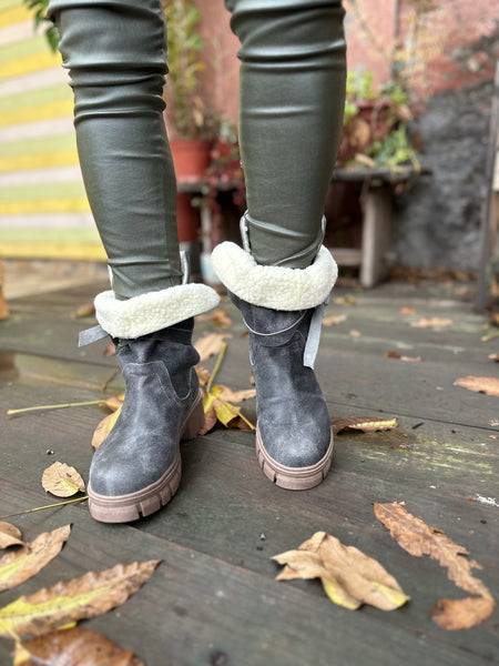 Bota achiporrada color gris.