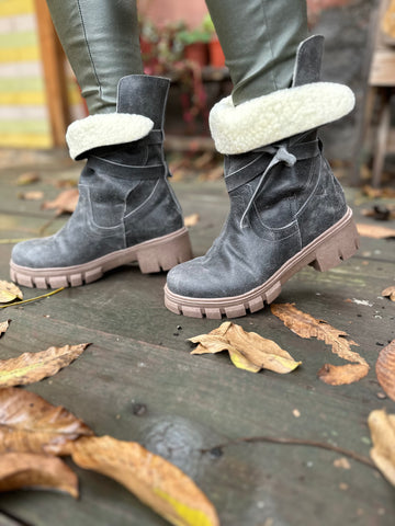 Bota achiporrada color gris.